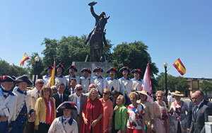 Autoridades, benefactores y granaderos, ante la estatua de Bernardo de Gálvez. Autoridades, benefactores y granaderos, ante la estatua de Bernardo de Gálvez.