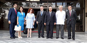 Un momento del encuentro entre las delegaciones española y cubana. Un momento del encuentro entre las delegaciones española y cubana.