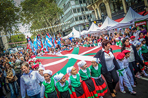 Numerosas personas homenajearon al País Vasco en la Avenida de Mayo.