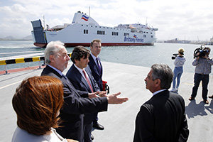 El presidente de Cantabria Revilla recibió a los primeros pasajeros de la línea marítima con Cork.