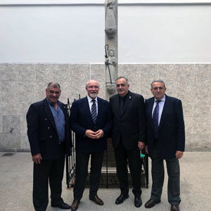 Directivos de la asociación miñorana de Buenos Aires posan junto al consejero de Empleo, José Mira, frente al cruceiro, en el patio de la entidad. Directivos de la asociación miñorana de Buenos Aires posan junto al consejero de Empleo, José Mira, frente al cruceiro, en el patio de la entidad.