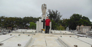 Manuel Álvarez, durante la ofrenda floral a las madres en el panteón del Cementerio Cristóbal Colón. Manuel Álvarez, durante la ofrenda floral a las madres en el panteón del Cementerio Cristóbal Colón.