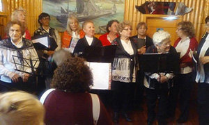 Un momento de la actuación del coro del Centro Andaluz en el Museo del Puerto de Ingeniero White.