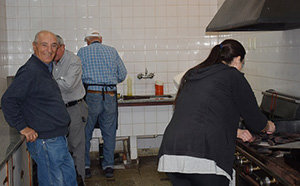 Un momento de la elaboración de la paella. Un momento de la elaboración de la paella.