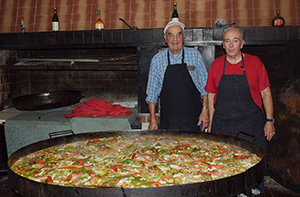 Los paelleros cocinaron la paella que luego se vendió en porciones.