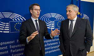 Los presidentes de Galicia y del Europarlamento en la reunión que mantuvieron en el despacho de este último. Los presidentes de Galicia y del Europarlamento en la reunión que mantuvieron en el despacho de este último.