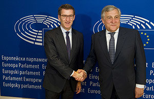 Un momento del saludo entre Núñez Feijóo y Antonio Tajani.