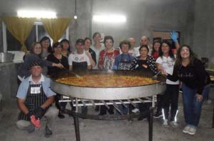 Miembros de la institución durante la elaboración del arroz con pollo.