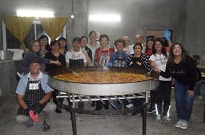 Miembros de la institución durante la elaboración del arroz con pollo. Miembros de la institución durante la elaboración del arroz con pollo.