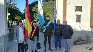 Liliana Flores, Marcelo Hoy y David Bravo portaron las banderas española, argentina y europea, respectivamente.