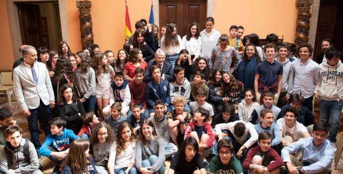 Alfonso Dastis con los alumnos del Instituto Español Giner de los Ríos. Alfonso Dastis con los alumnos del Instituto Español Giner de los Ríos.