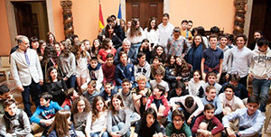 Alfonso Dastis con los alumnos del Instituto Español Giner de los Ríos.