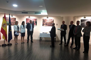 Los tres galardonados –a la izda.– y las autoridades, durante la celebración del acto en la Embajada. Los tres galardonados –a la izda.– y las autoridades, durante la celebración del acto en la Embajada.