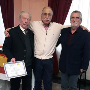 Juan José Ocampo –1º por la izda.– muestra el diploma de ‘Personalidad destacada’ que le entregó la Asociación. Juan José Ocampo –1º por la izda.– muestra el diploma de ‘Personalidad destacada’ que le entregó la Asociación.
