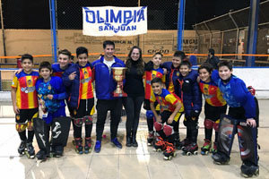 El equipo infantil del Centro Valenciano, con el trofeo conquistado.