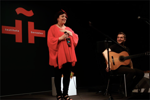Uxia, acompañada por el instrumentista Sergio Tannus, en el Cervantes de Tokio. Uxia, acompañada por el instrumentista Sergio Tannus, en el Cervantes de Tokio.
