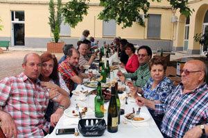 Los socios asistentes a la Festa dos Maios compartieron una comida. Los socios asistentes a la Festa dos Maios compartieron una comida.