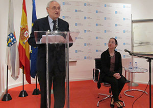 El delegado de la Xunta, José Ramón Ónega, y Melodi Parga, en la presentación del documental