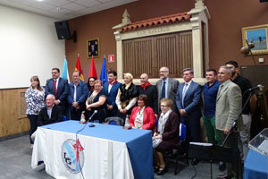 Miranda, junto a directivos y socios del Lar Gallego de Pamplona durante el Día das Letras.