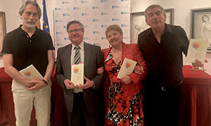 2. De izquierda a derecha Ilia Galán director de Ars Poética, Ramón Jiménez coordinador de actos de la Casa, la poeta y artista Pepa Nieto y el escritor y poeta Miguel Losada
