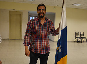 Juan Manuel Lasso posa con la bandera de Canarias.