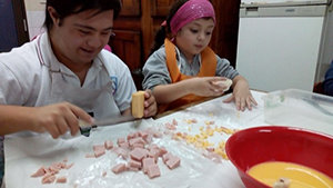 Dos de los participantes en el taller de cocina inclusiva para niños, adolescentes y jóvenes.