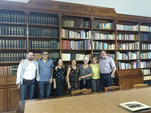 Un momento de la visita a la centenaria biblioteca.