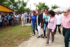 La Reina, durante su recorrido por Monte Plata donde la cooperación española tiene en marcha un proyecto de distribución de agua.