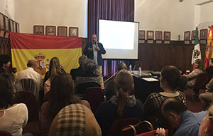 Un momento de la charla de José María Benarroch con la colonia española en Ensenada.