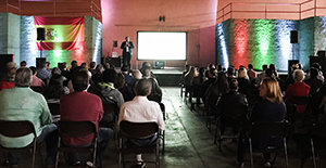 Benarroch, durante su intervención ante la colectividad española de Tijuana. Benarroch, durante su intervención ante la colectividad española de Tijuana.