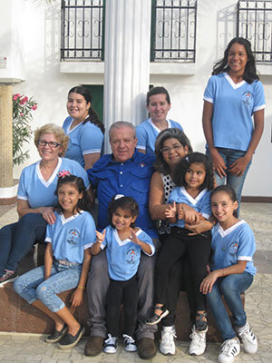 El presidente del CGPLC, Antonio Corral Olmo, y la directora del grupo, María Milagros Ramos Cadremy, junto a los integrantes de ‘Aires Galegos’. El presidente del CGPLC, Antonio Corral Olmo, y la directora del grupo, María Milagros Ramos Cadremy, junto a los integrantes de ‘Aires Galegos’.