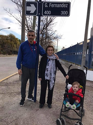Su cónyuge, Guillermina González, su hijo Francisco Javier Fernández y su nieto Teo Fernández, posan en la calle de Genaro Fernández.