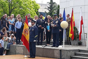 Un momento de la jura de bandera en la Embajada. Un momento de la jura de bandera en la Embajada.