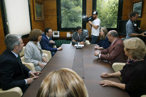 Javier Fernández y los miembros de Mierenses en el Mundo durante la reunión. Javier Fernández y los miembros de Mierenses en el Mundo durante la reunión.