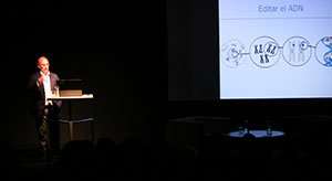Francis Mojica, durante su charla en el Instituto Cervantes de Japón. Francis Mojica, durante su charla en el Instituto Cervantes de Japón.