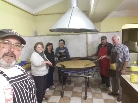 Los miembros de la Junta Directiva fueron los encargados de cocinar la paella. Los miembros de la Junta Directiva fueron los encargados de cocinar la paella.