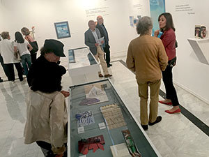 La sala de exposiciones acoge la muestra pictórica y libros intervenidos de varios poetas. La sala de exposiciones acoge la muestra pictórica y libros intervenidos de varios poetas.