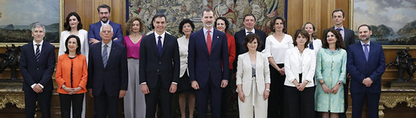El Rey y el presidente Sánchez, posan con los nuevos ministros en el Palacio de la Zarzuela. El Rey y el presidente Sánchez, posan con los nuevos ministros en el Palacio de la Zarzuela.