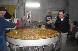 Un momento de la preparación de la paella. Un momento de la preparación de la paella.