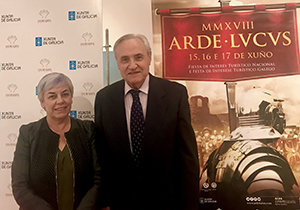 Carmen Basadre y José Ramón Ónega, ante el cartel anunciador del Arde Lucus de este año. Carmen Basadre y José Ramón Ónega, ante el cartel anunciador del Arde Lucus de este año.