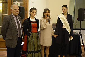 La reina saliente, María Paz Guijarrubia, entrega la corona a la nueva reina del Centro Burgalés, Rosario Hernandez. La reina saliente, María Paz Guijarrubia, entrega la corona a la nueva reina del Centro Burgalés, Rosario Hernandez.