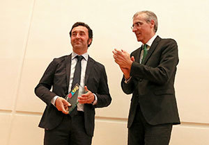 Conde aplaude a uno de los galardonados en los IV Premios Galicia Alimentación. Conde aplaude a uno de los galardonados en los IV Premios Galicia Alimentación.