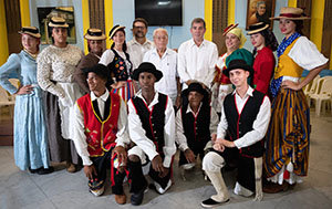 El presidente Clavijo, con miembros de los grupos folclóricos de la Asociación Leonor Pérez Cabrera de Cuba. El presidente Clavijo, con miembros de los grupos folclóricos de la Asociación Leonor Pérez Cabrera de Cuba.