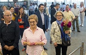 El secretario xeral espera, junto con algunos familiares, la llegada de los participantes de Argentina, Uruguay y Venezuela. El secretario xeral espera, junto con algunos familiares, la llegada de los participantes de Argentina, Uruguay y Venezuela.