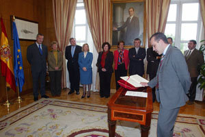 Agustín Torres, en su toma de posesión en 2005, en un acto presidido por Jesús Caldera y Consuelo Rumí. Agustín Torres, en su toma de posesión en 2005, en un acto presidido por Jesús Caldera y Consuelo Rumí.
