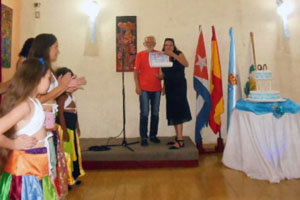 Manuel Álvarez Fuentes entregó el reconocimiento a Ela Méndez, presidenta de Naturales de Ortigueira. Manuel Álvarez Fuentes entregó el reconocimiento a Ela Méndez, presidenta de Naturales de Ortigueira.