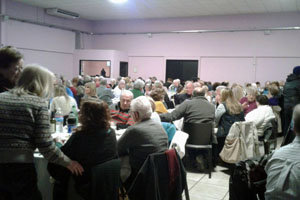 El salón se vio colmado por asistentes a la sardiñada por el aniversario del Hogar Gallego. El salón se vio colmado por asistentes a la sardiñada por el aniversario del Hogar Gallego.