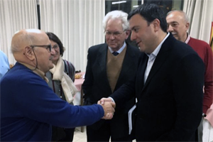 Valentín González Formoso, acompañado por Ángel Domínguez, saludó a algunos residentes del Hogar. Valentín González Formoso, acompañado por Ángel Domínguez, saludó a algunos residentes del Hogar.