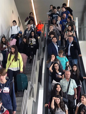 Miranda, junto a algunos de los beneficiarios del programa que llegaron al aeropuerto de Santiago. Miranda, junto a algunos de los beneficiarios del programa que llegaron al aeropuerto de Santiago.