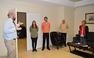 Carlos Tercero, con los dirigentes de entidades españolas en Bahía Blanca. Carlos Tercero, con los dirigentes de entidades españolas en Bahía Blanca.